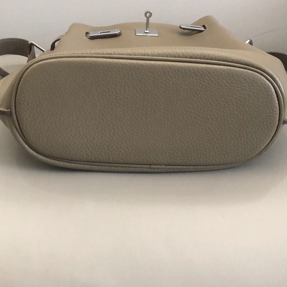 Beige purse with clasp, like new, great condition - Picture 5 of 10